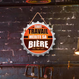 Plaque en Bois Capsule Tout Travail mérite sa Bière